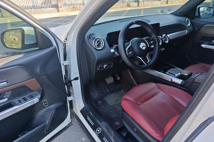 奔驰GLB 2023款 GLB 220 动感型中控内饰20