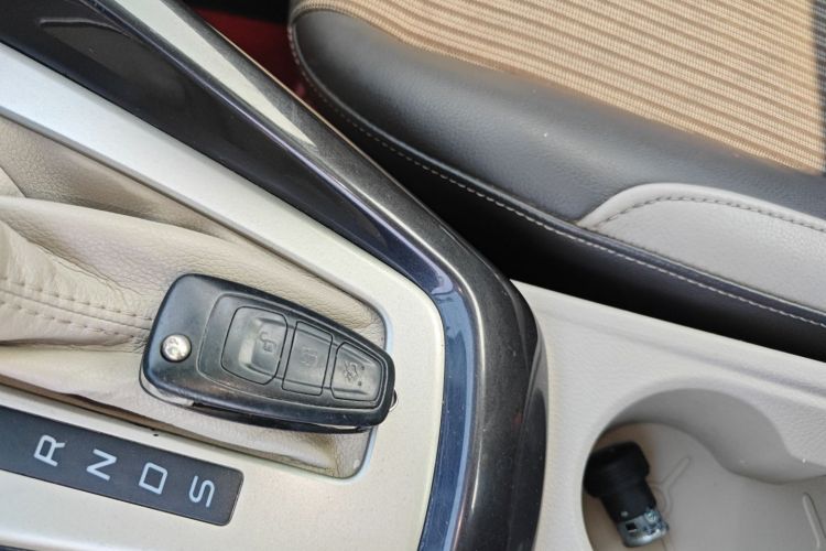 福特 福克斯 2012款 三厢 1.6L 自动风尚型中控内饰7001