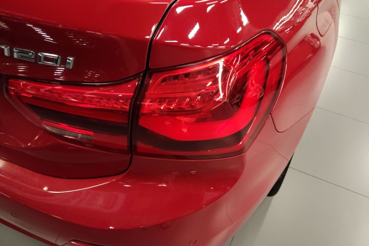 宝马1系 2020款 120i 时尚型车身外观9