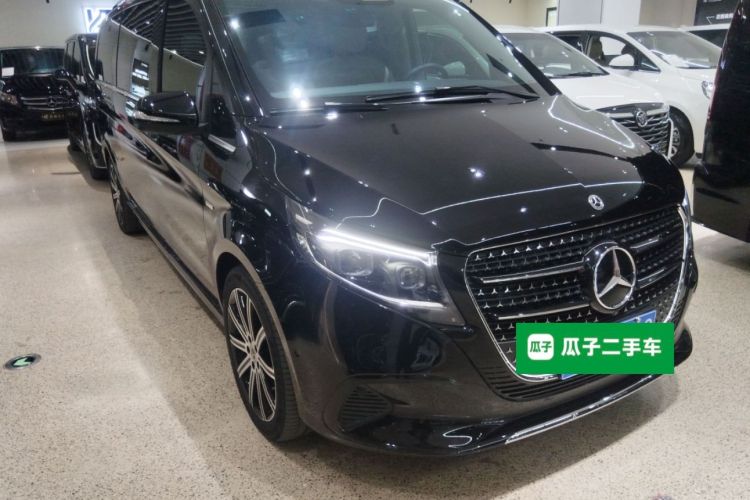 奔驰V级 2024款 V 300 L 长轴距尊贵版车身外观3