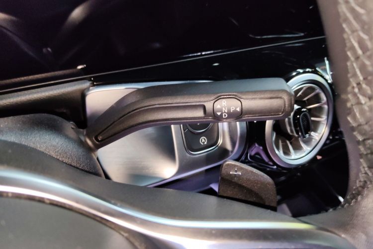 奔驰GLB 2021款 GLB 200 动感型中控内饰18