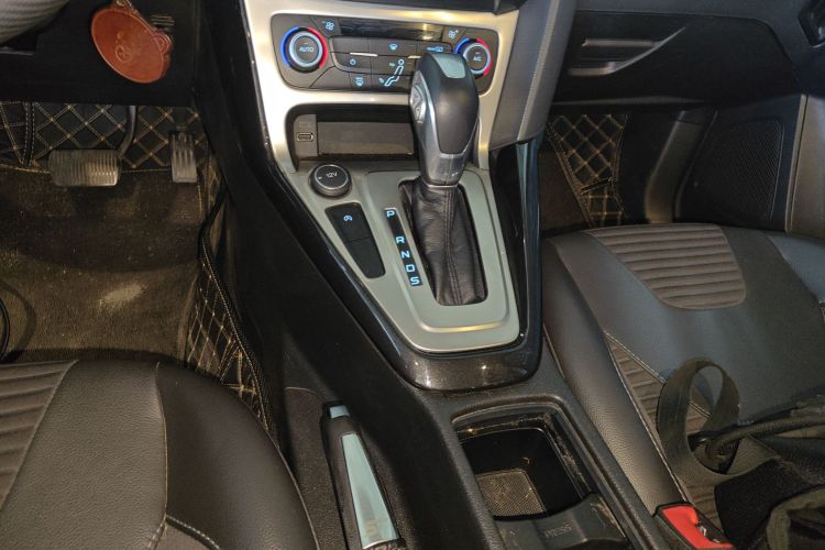 福特 福克斯 2018款 三厢经典 EcoBoost 180 自动精英型中控内饰18