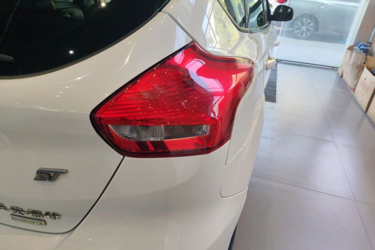 福特 福克斯 2017款 1.5T CTCC 白黑限量版车身外观9