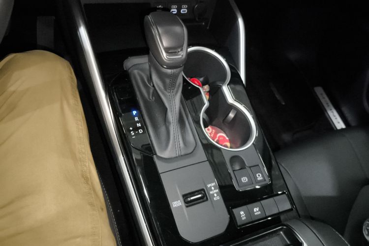 丰田 汉兰达 2023款 2.5L智能电混双擎两驱尊贵版 7座中控内饰18