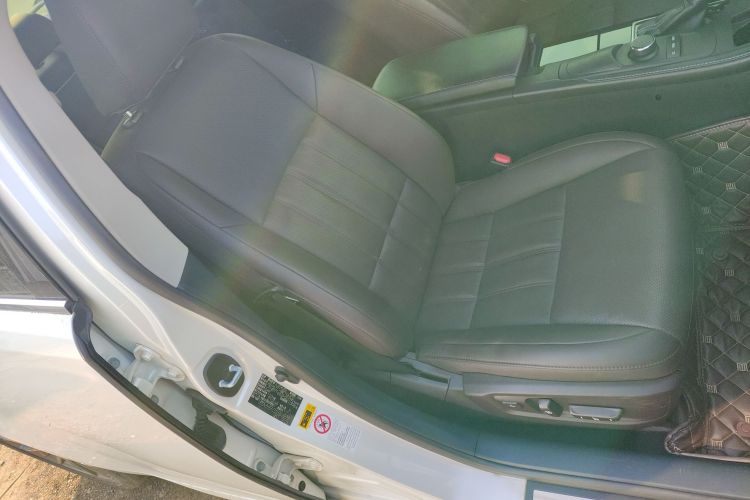 雷克萨斯ES 2017款 200 30周年纪念版局部细节41