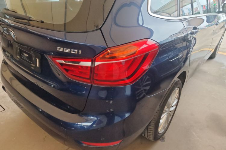 宝马2系多功能旅行车 2018款 220i 领先型车身外观9