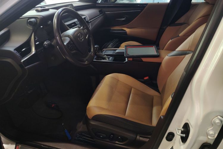 雷克萨斯ES 2020款 200 卓越版中控内饰19