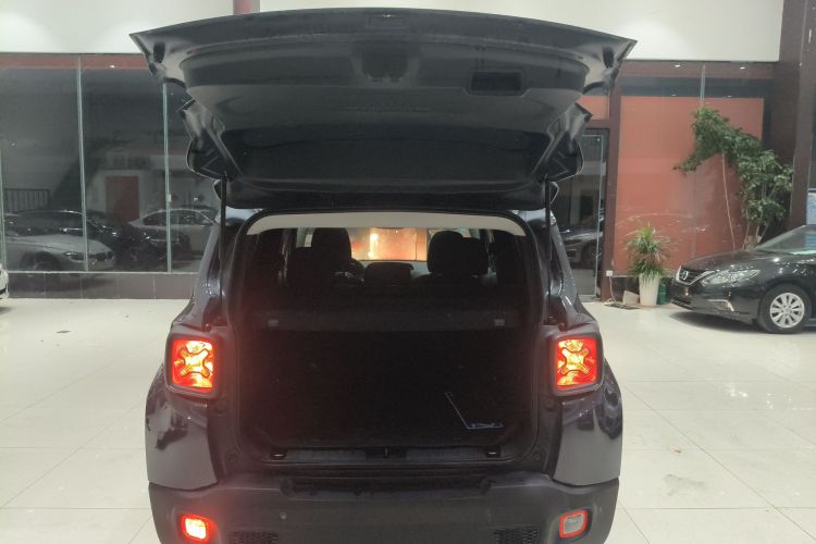 Jeep 自由侠 2017款 180T 自动高能版机舱底盘23