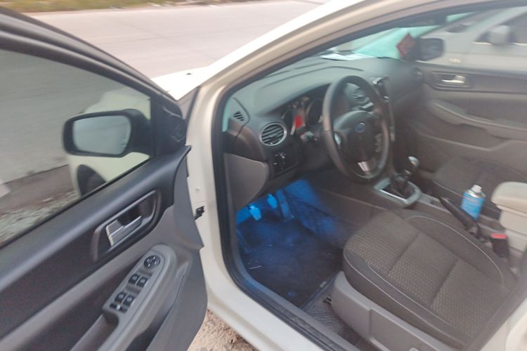 福特 福克斯 2013款 两厢经典 1.8L 手动基本型中控内饰20