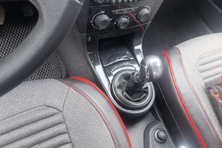 雪铁龙 世嘉 2013款 三厢 1.6L 手动品尚型中控内饰18