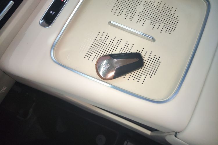 岚图汽车 岚图梦想家 2025款 PHEV 四驱旗舰鲲鹏版中控内饰7001