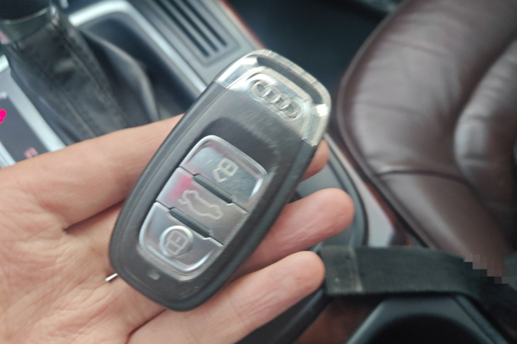 奥迪A4L 2016款 35 TFSI 典藏版 自动标准型中控内饰11