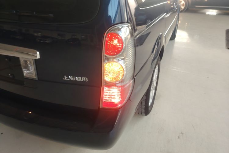 别克GL8 2014款 2.4L 行政版车身外观9