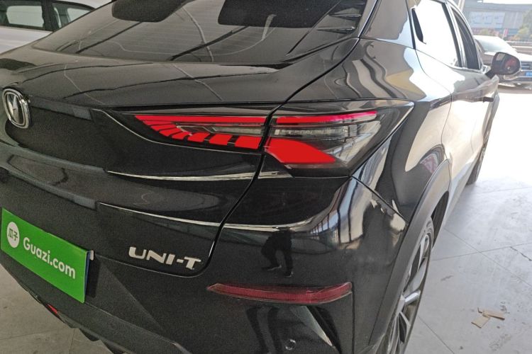 长安UNI-T 2020款 1.5T 尊贵型车身外观9