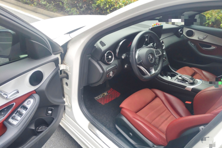 奔驰C级 2017款 C 200 运动版中控内饰20