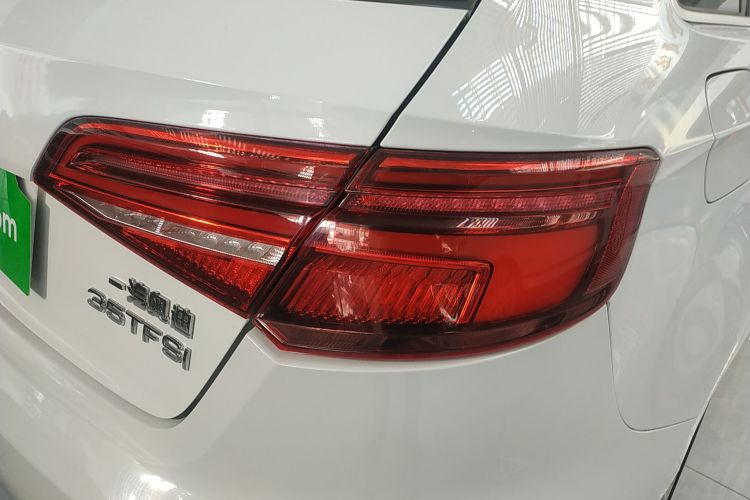 奥迪A3 2018款 30周年年型 Sportback 35 TFSI 时尚型车身外观9