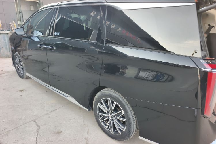 广汽传祺 传祺M8 2024款 大师系列 400T 至尊版车身外观4