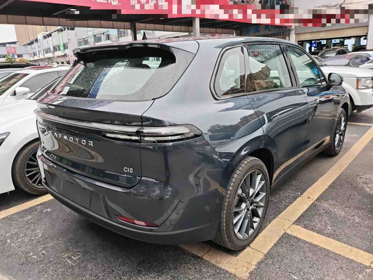 车辆右后45度视角实拍