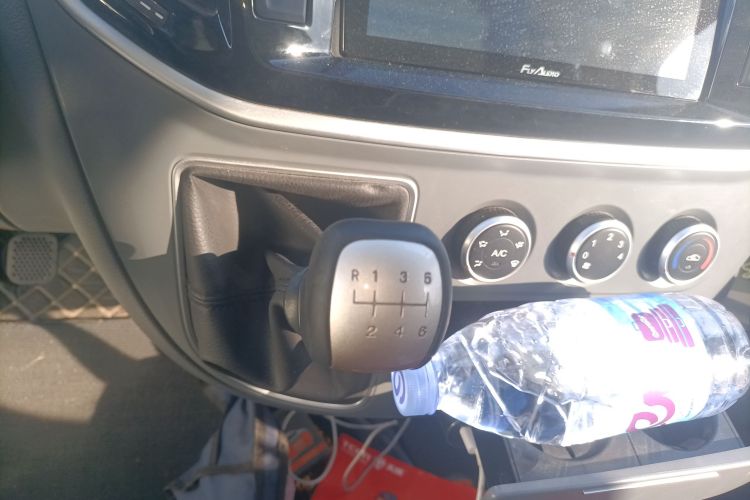 上汽大通MAXUS 新途V80 2021款 2.0T 手动经典城配王短轴中顶3座中控内饰18