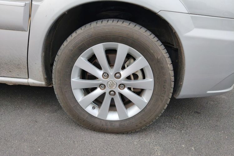 别克GL8 2014款 2.4L 经典版车身外观10