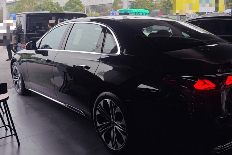 奔驰E级 2025款 改款 E 300 L 豪华型车身外观4