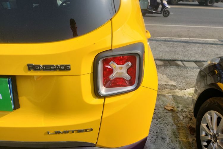 Jeep 自由侠 2016款 1.4T 自动智能版车身外观9