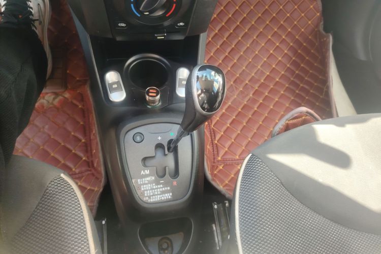 比亚迪F0 2015款 1.0L AMT 铉酷型中控内饰18