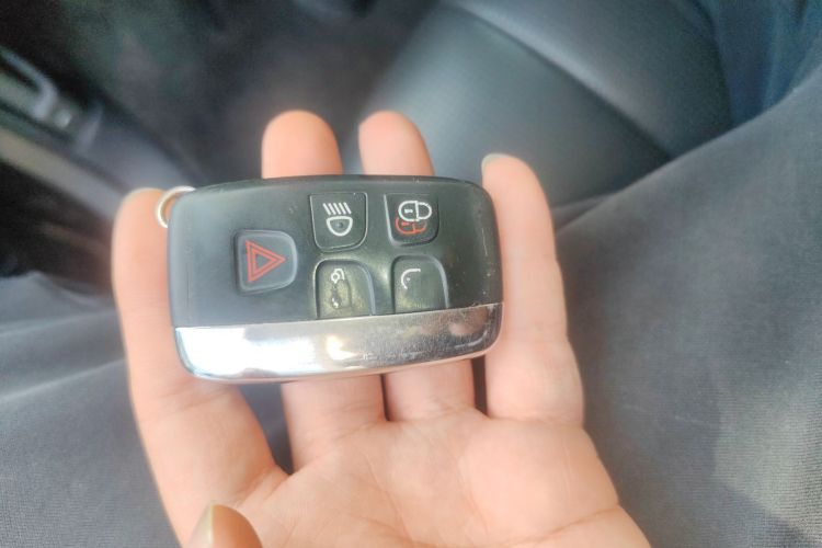 路虎 发现 2017款 3.0 SC V6 SE中控内饰7001