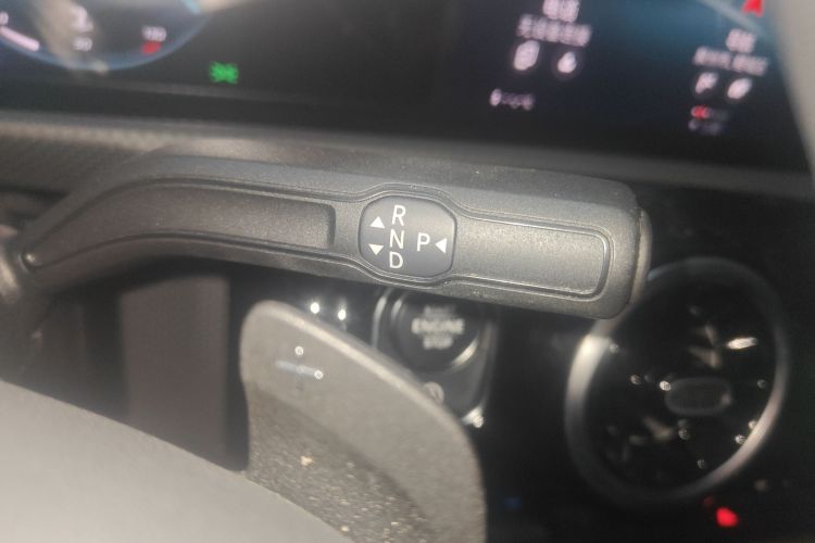 奔驰A级 2022款 A 180 L 运动轿车中控内饰18