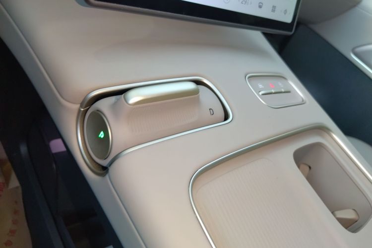 蔚来ES8 2024款 100kWh 签名版中控内饰18