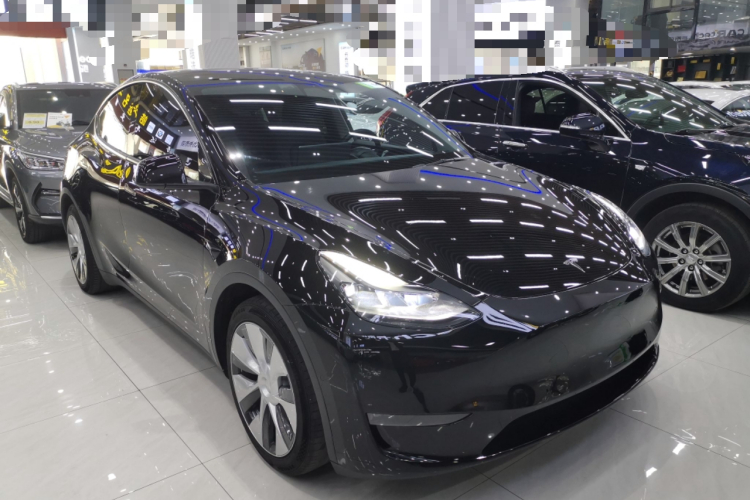 特斯拉 Model Y 2021款 长续航全轮驱动版车身外观3