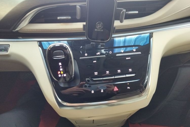 别克GL8 2023款 改款 陆上公务舱 豪华型中控内饰18