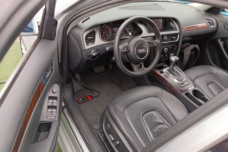 奥迪A4L 2015款 35 TFSI 自动舒适型中控内饰20