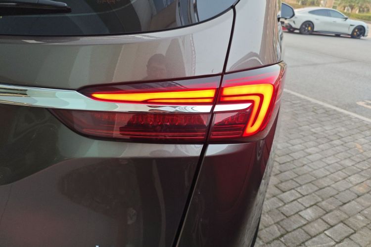 别克GL8 2023款 陆上公务舱 舒适型车身外观9