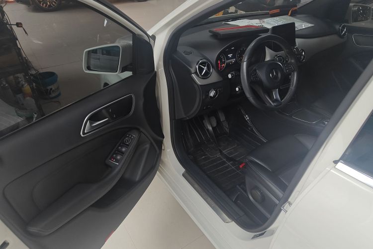 奔驰B级 2019款 B 200 动感型中控内饰20