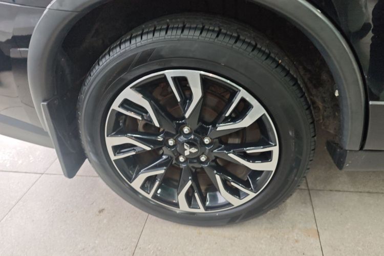 三菱 欧蓝德 2020款 2.0L 两驱畅享版 5座车身外观6008