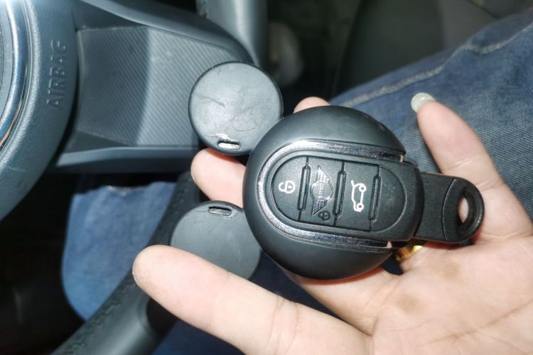 MINI 2023款 改款 1.5T COOPER 艺术家中控内饰7001