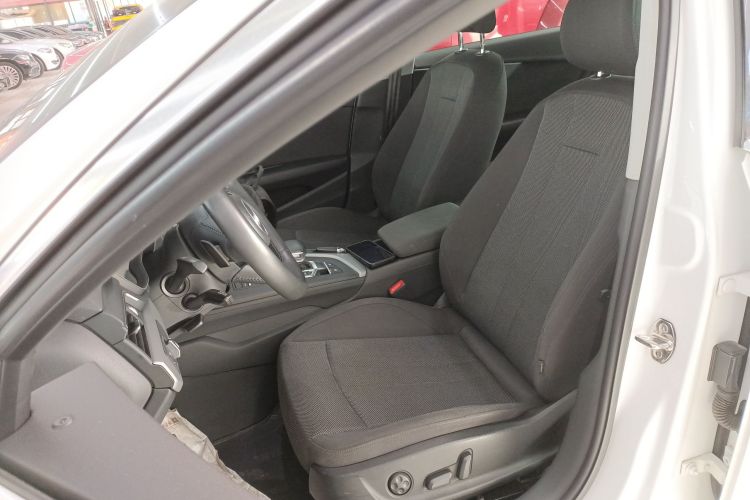 奥迪A4L 2018款 30周年年型 30 TFSI 进取型中控内饰19