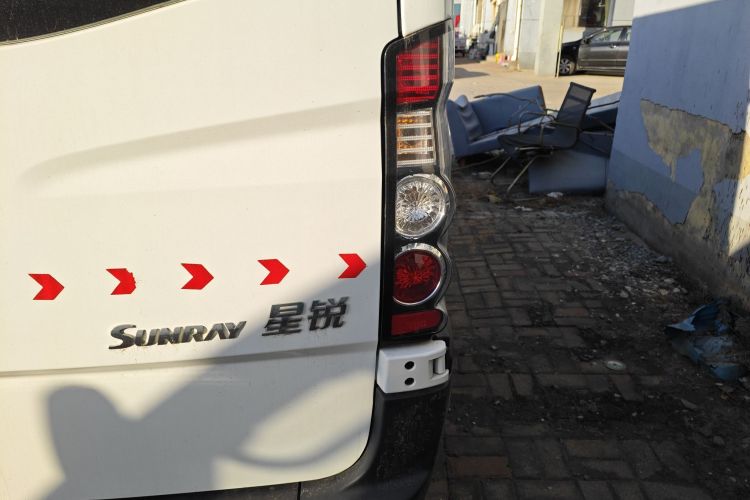 江汽集团 星锐 2022款 2.0T节油王PLUS快运版短轴6-7座HFC4DB3-2E4车身外观9