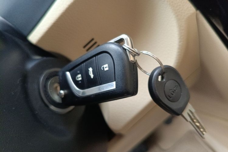 丰田 卡罗拉 2017款 1.2T CVT GL中控内饰7001