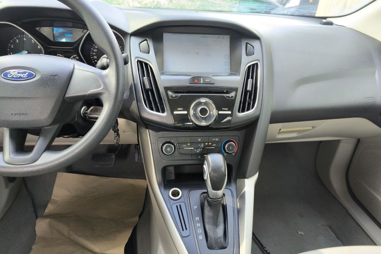 福特 福克斯 2015款 三厢 1.6L 自动舒适型局部细节16