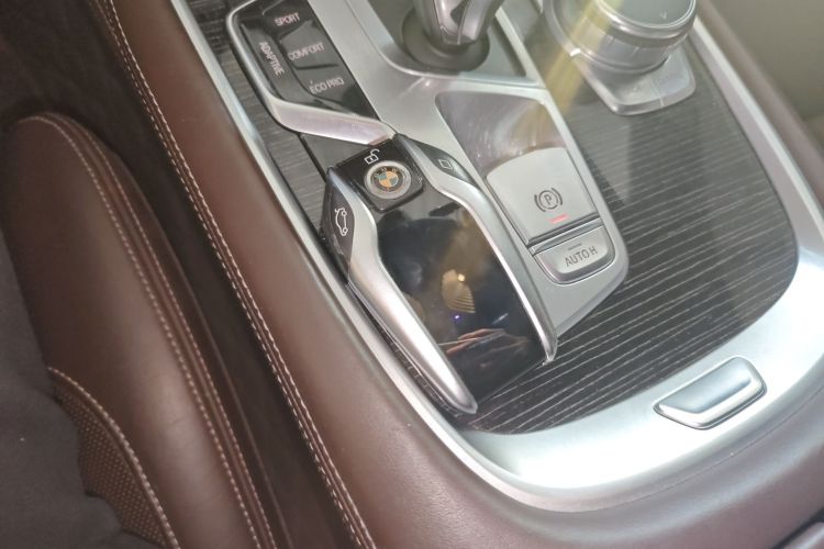 宝马7系 2018款 740Li 领先型 M运动套装中控内饰11