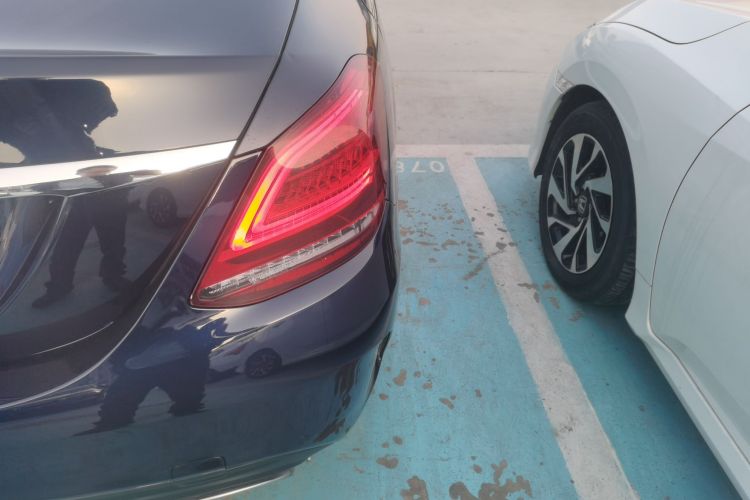 奔驰C级 2019款 C 180 L 时尚型运动版车身外观9