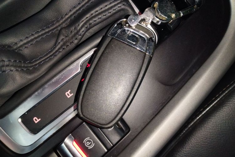 奥迪Q5 2018款 典藏版 40 TFSI 进取型中控内饰11