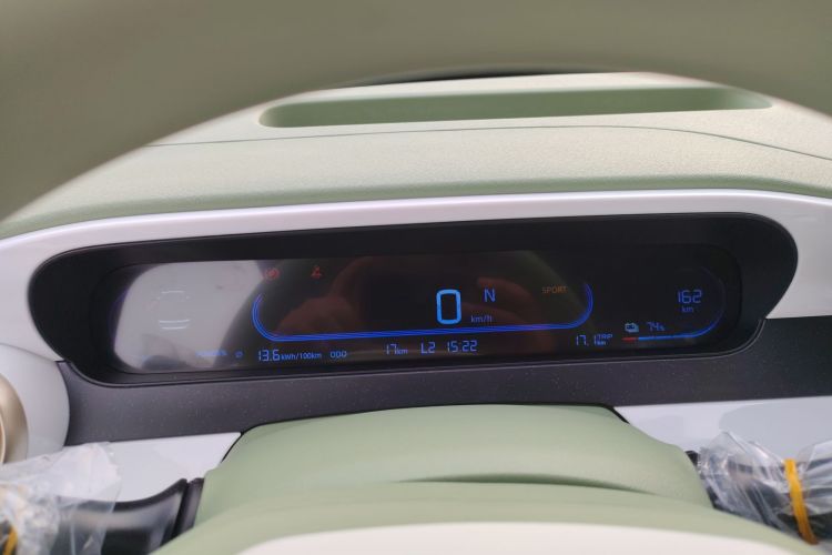 吉利银河 2025款 210km 熊猫骑士中控内饰14