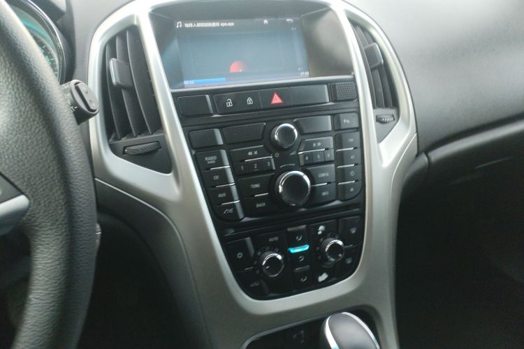 别克 英朗 2014款 XT 1.6L 自动时尚版中控内饰16