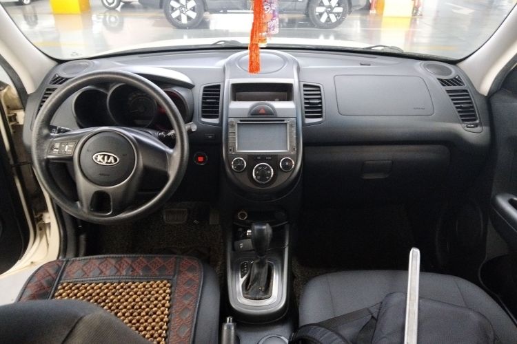 起亚 秀尔 2013款 1.6L AT GL中控内饰12