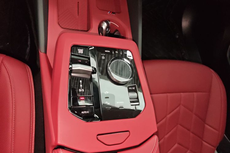 宝马5系 2025款 530Li 领先型 M运动套装中控内饰18