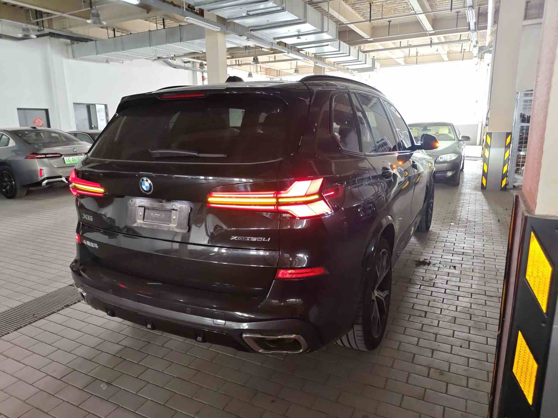 宝马X5 2023款 xDrive 30Li 尊享型M运动曜夜套装(4)