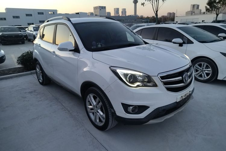 长安CS35 2017款 1.6L 手动豪华型车身外观3